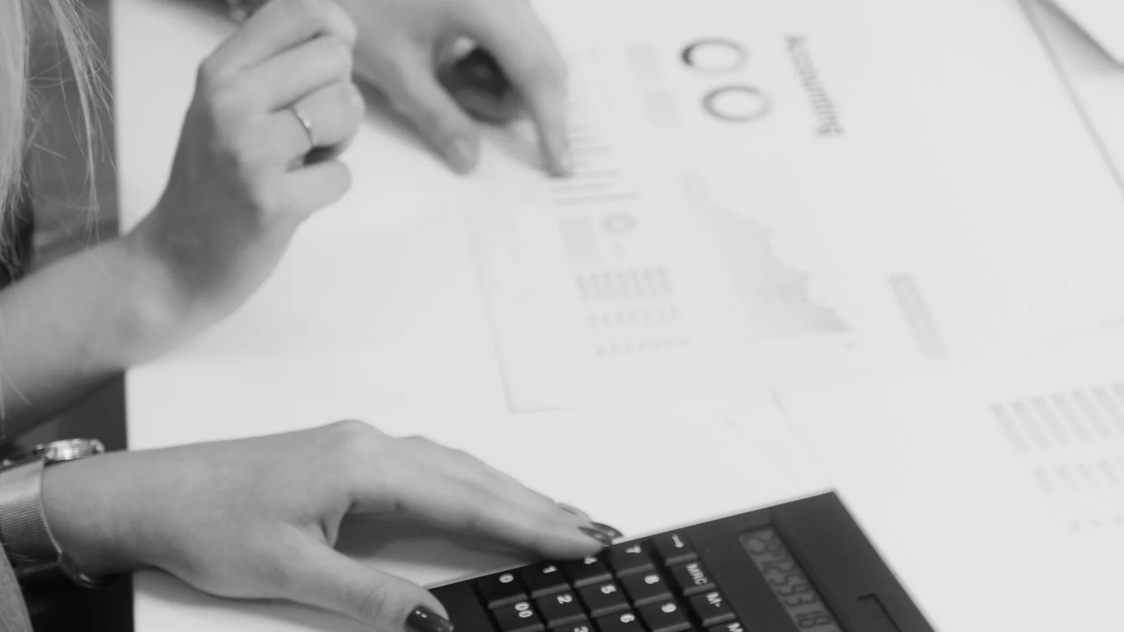 Profissionais comparando relatórios financeiros e calculando opções de consultas empresariais