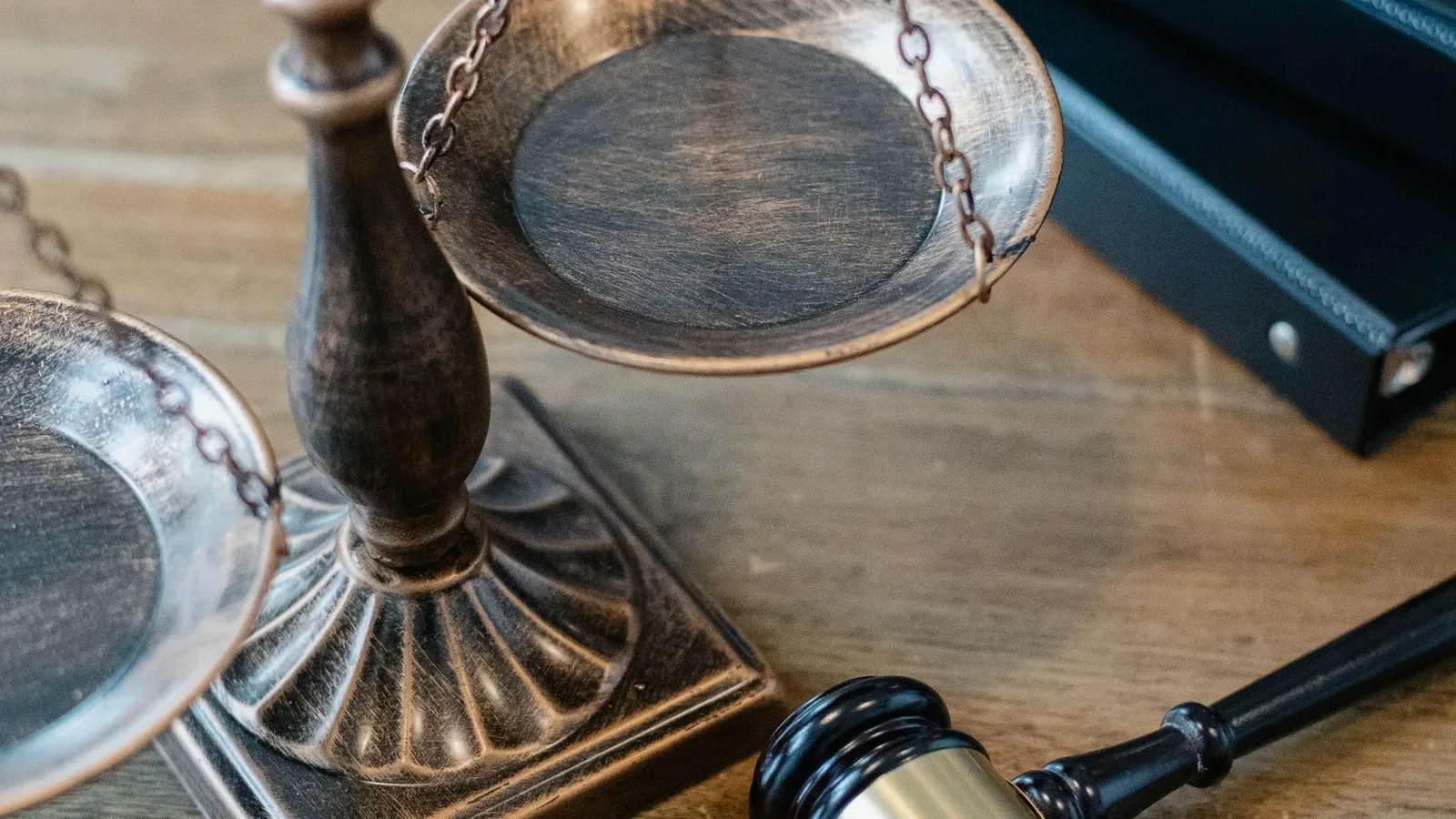 Balança da justiça e martelo representando a comparação entre negociação e processo judicial