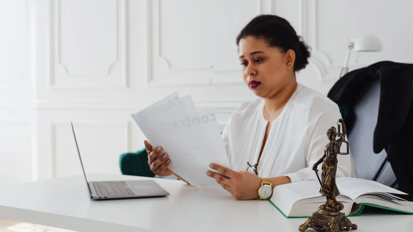 Profissional do direito revisando documentos para interpretar uma consulta de processos