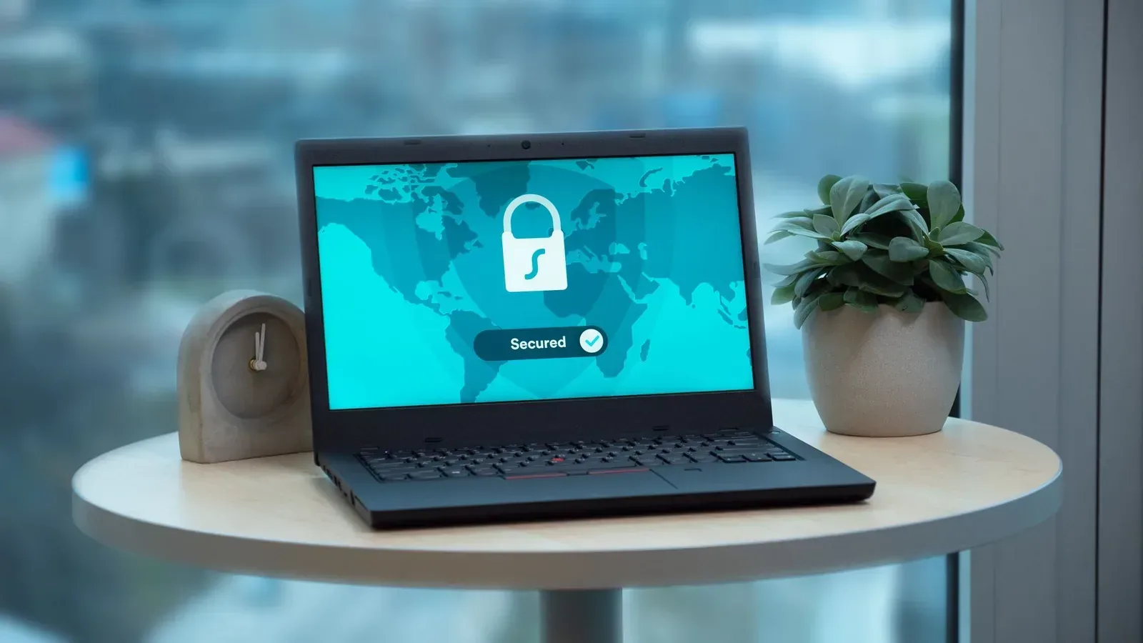 Computador exibindo conexão protegida para representar segurança em consultas cadastrais