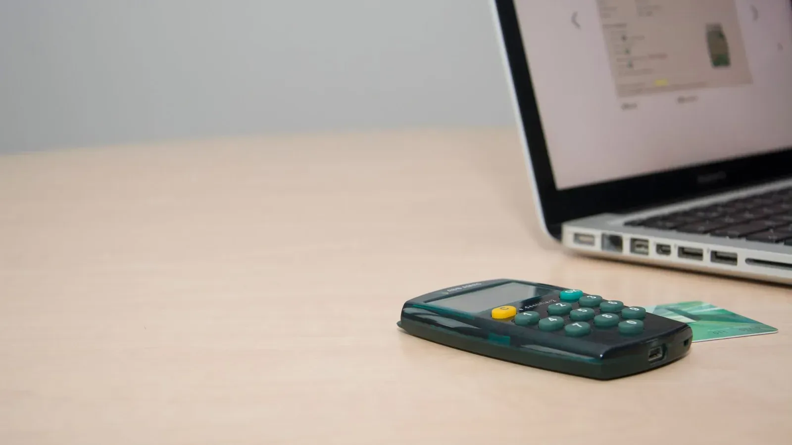 Calculadora, cartão e computador usados em uma análise de crédito